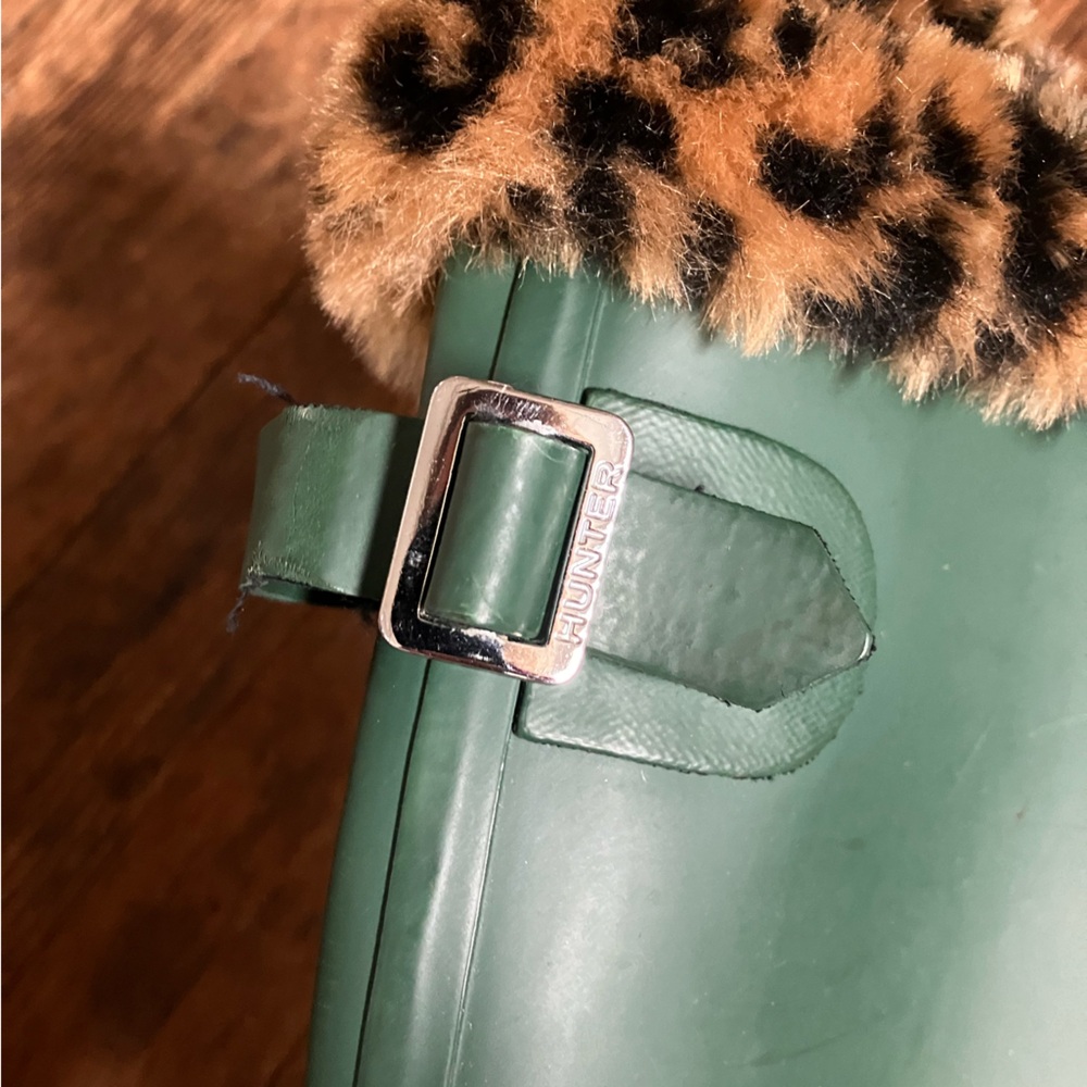 Hunter Women’s Original Tall Rain Boots with Removable Faux Fur Print Boot Socks - Picture 6 of 7